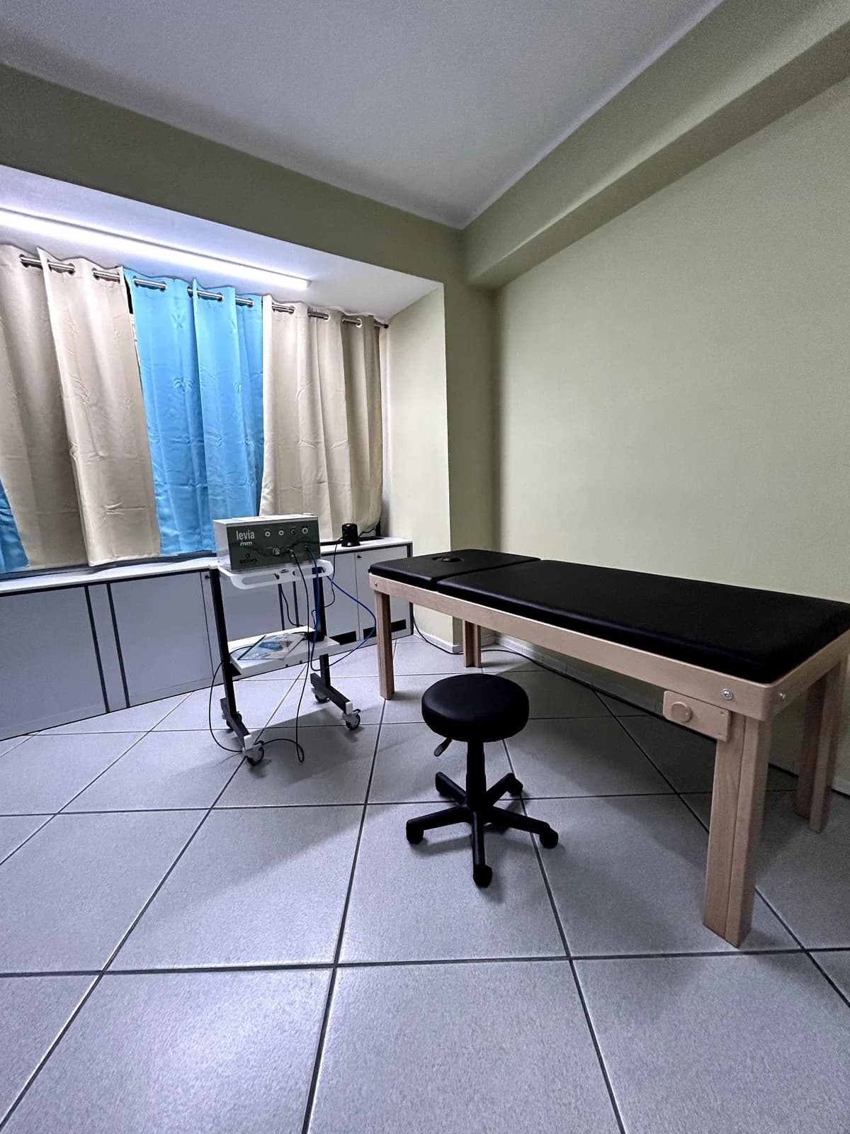 Studio del centro con lettino e apparecchiatura